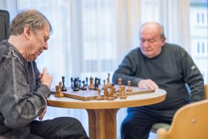Sozialer Dienst im bona fide Altenheim in Aachen - Männer spielen Schach